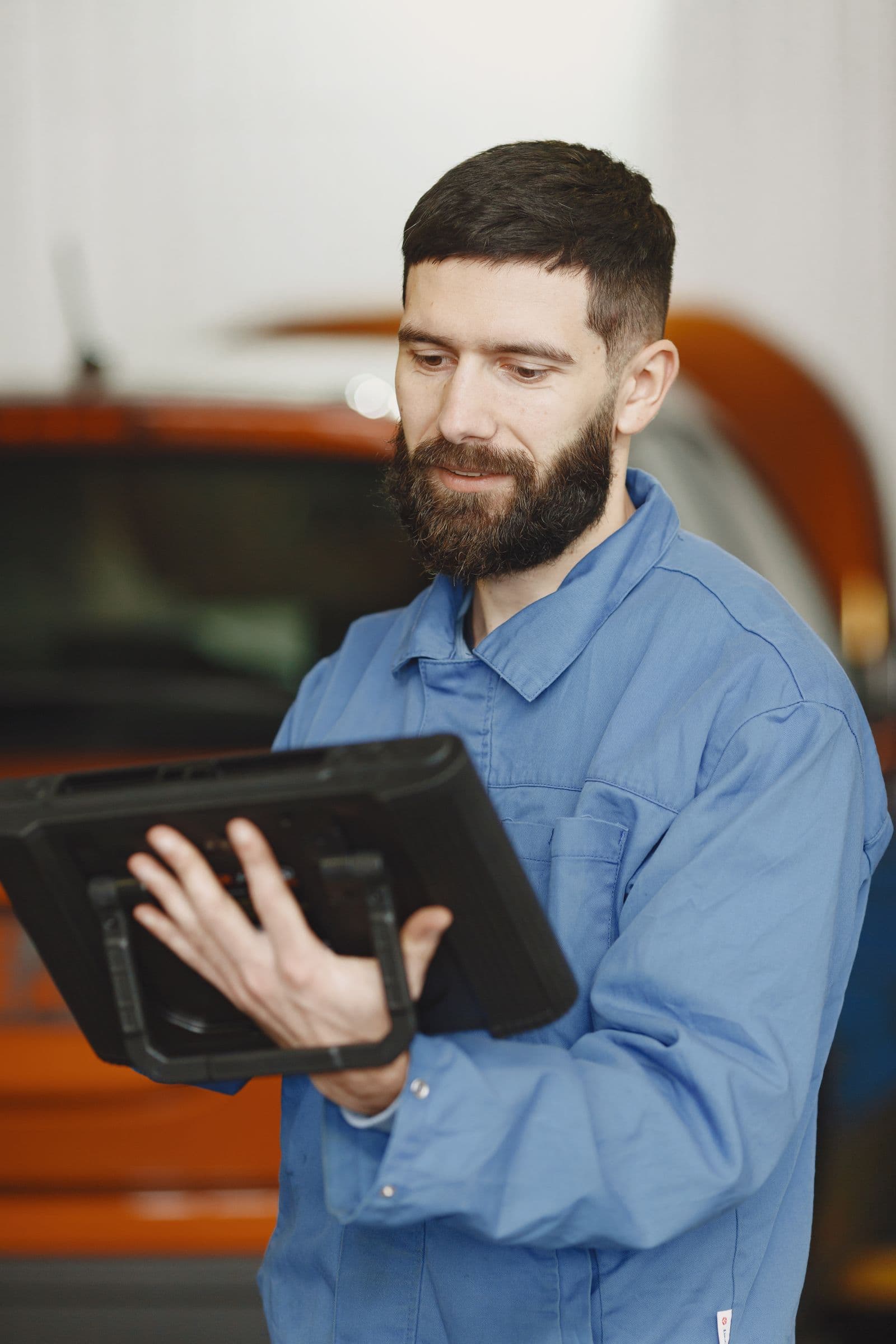 Monteur bekijkt een calculatie op een tablet in de werkplaats
